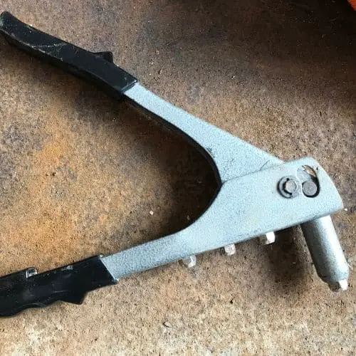 Riveting pliers to join materials
